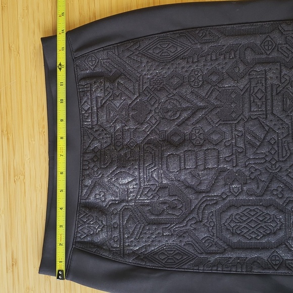 Black 3D Brocade Two Tone Sparkle stretchy slimming pattern skirt - Picture 4 of 8